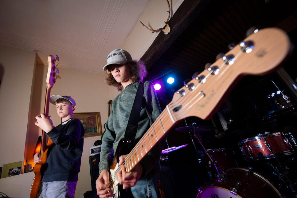 Dries & Nio spelen de blues in huiskamer van opa Bas Marees.